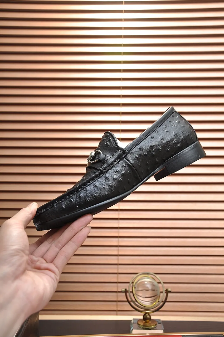 Men's shoes💰500💶Italy's top luxury men's shoe giant (GUCCI) (Gucci) (full cowhide lining) new arrival🍃Original European style🔰 Pleasant to the eye😍In order to make the shoes more durable and non-deformable🌀The production continues to follow traditional methods but there is still no lack of innovation💪Choose original sheepskin for the leather♻️ Smooth and natural And extra bright ⭐Made of imported cowhide, the first choice of rich people 38-45 (45 customized)